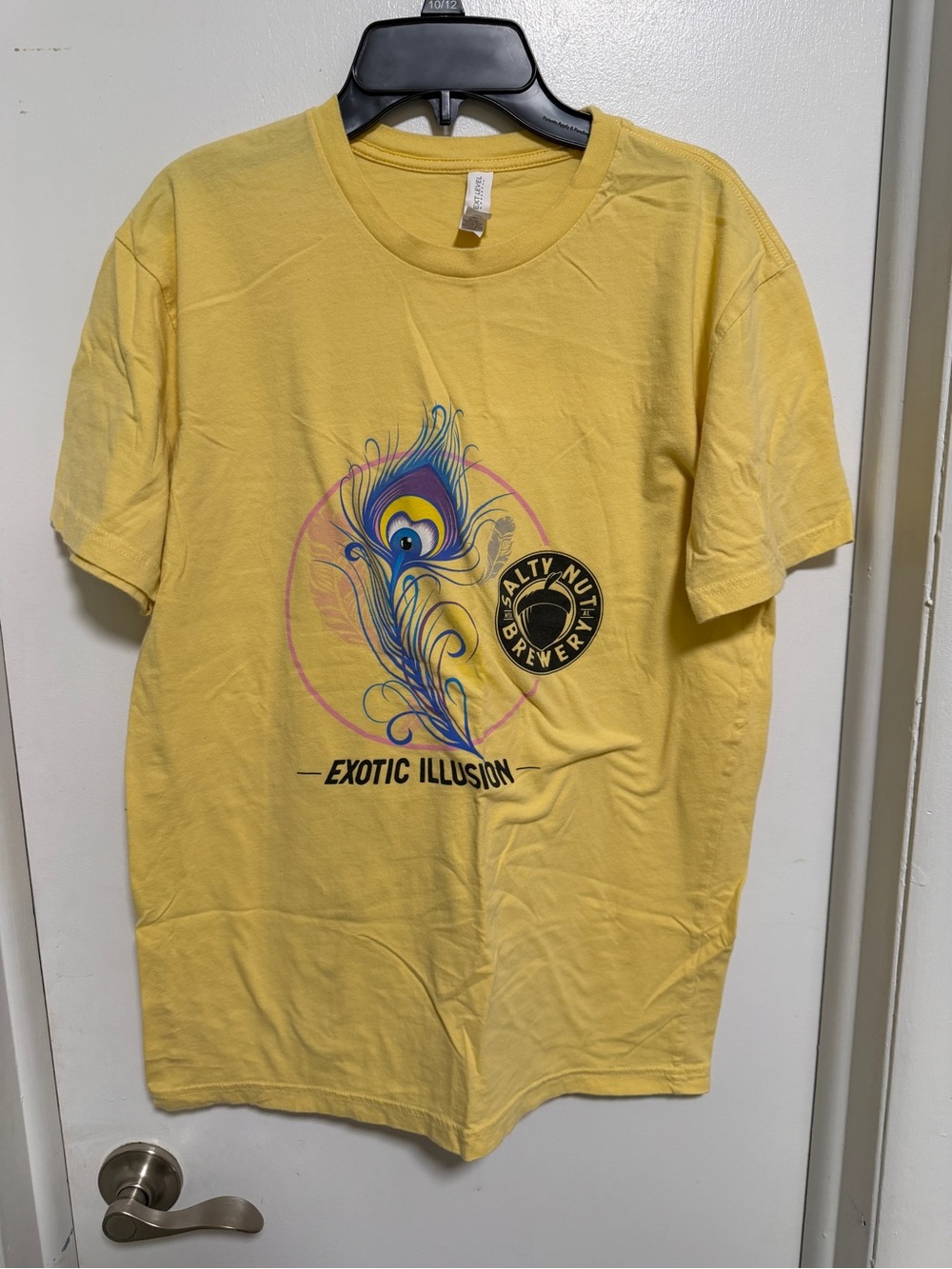 Source Unknown Yellow Short Sleeve Tee with Peacock Graphic